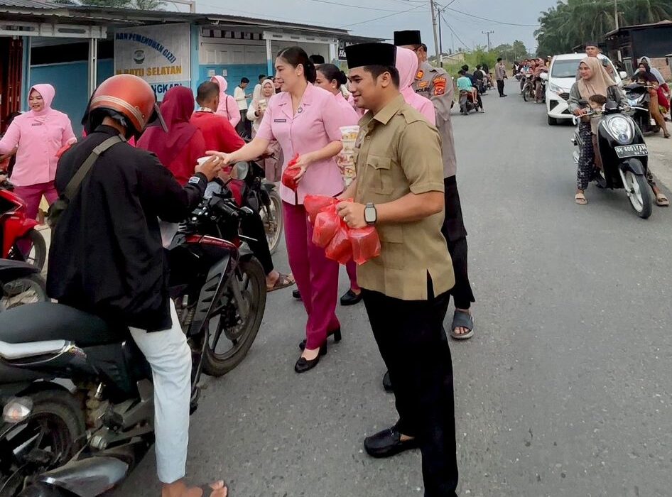 Sinergitas Polri dan Bhayangkari, SPPG 1 Kemala Bhayangkari Labusel Bagi Takjil di Kampung Rakyat