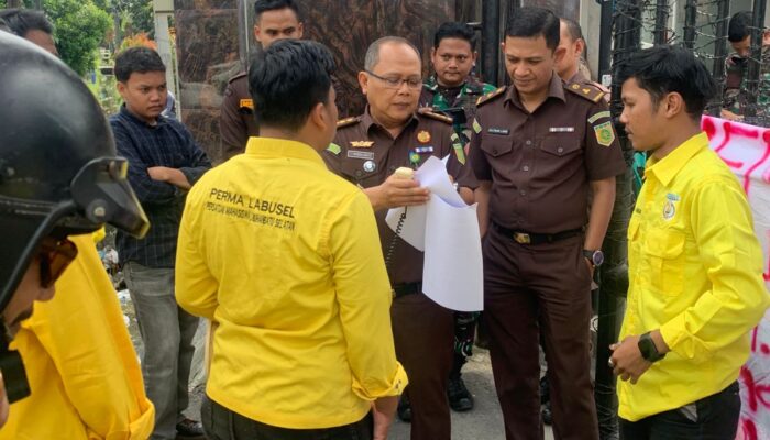 Dugaan Korupsi Dinsos Labusel Rp 1,9 M Mandek, Mahasiswa Geruduk Kejatisu: Ada Permainan Kotor!