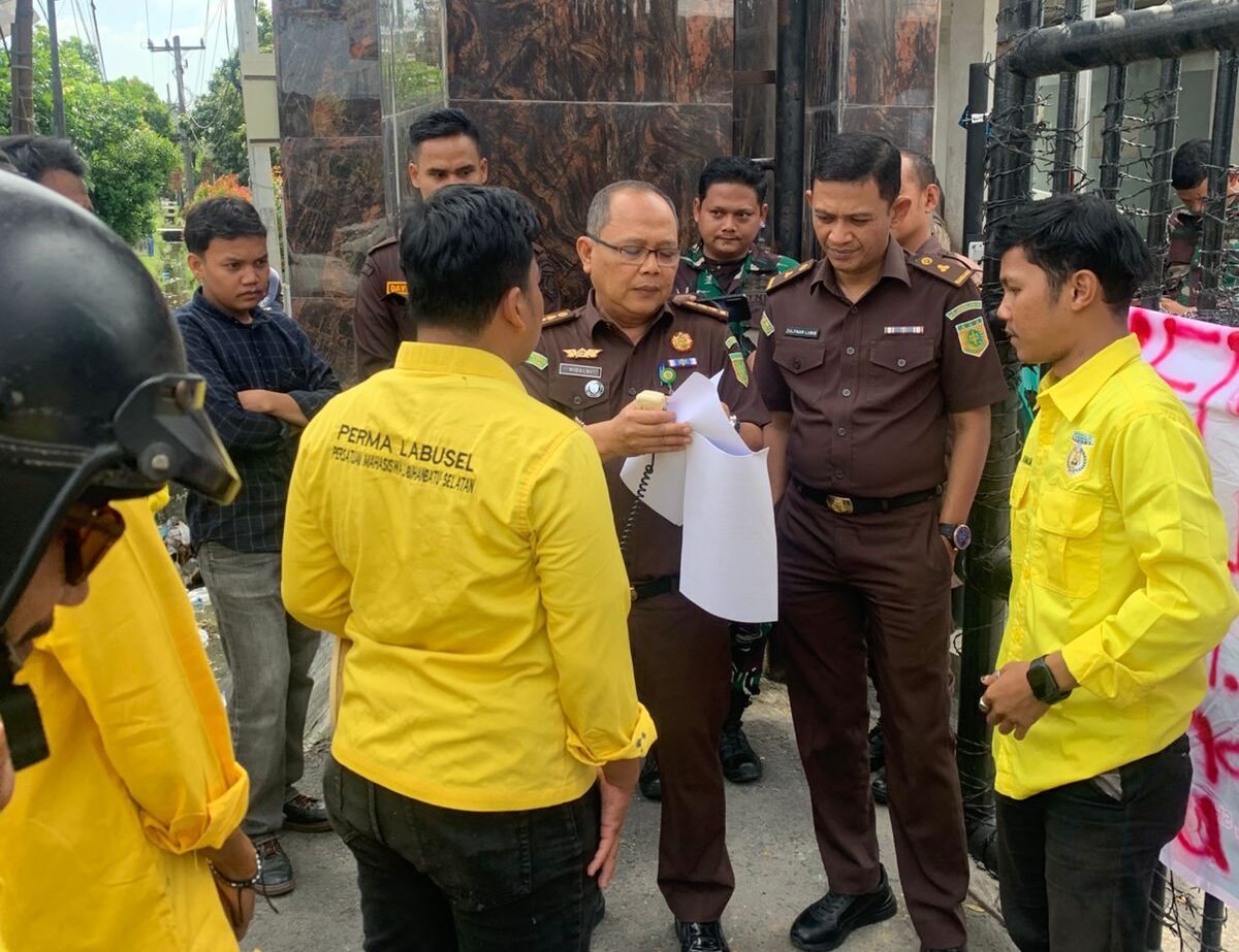 Dugaan Korupsi Dinsos Labusel Rp 1,9 M Mandek, Mahasiswa Geruduk Kejatisu: Ada Permainan Kotor!