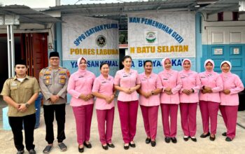 Sinergitas Polri dan Bhayangkari, SPPG 1 Kemala Bhayangkari Labusel Bagi Takjil di Kampung Rakyat