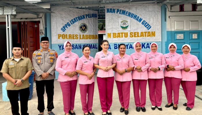 Sinergitas Polri dan Bhayangkari, SPPG 1 Kemala Bhayangkari Labusel Bagi Takjil di Kampung Rakyat