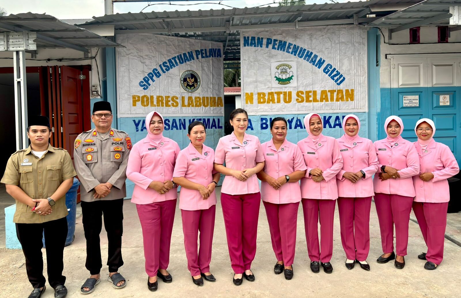 Sinergitas Polri dan Bhayangkari, SPPG 1 Kemala Bhayangkari Labusel Bagi Takjil di Kampung Rakyat