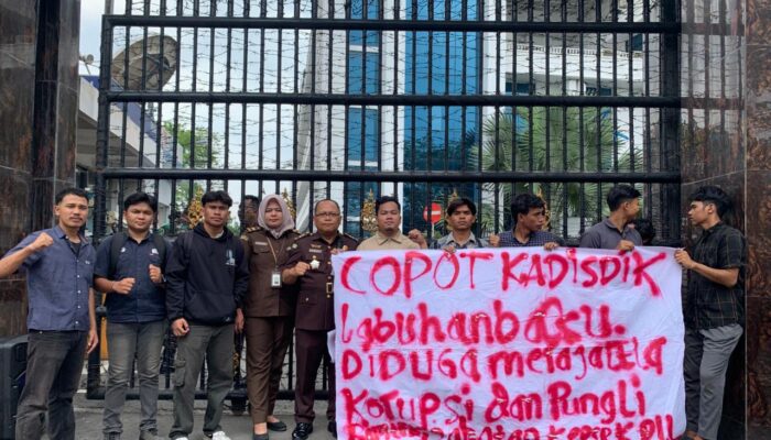 Mahasiswa Demo di Kejatisu, Desak Kadisdik Labuhanbatu Diperiksa Terkait Dugaan Korupsi