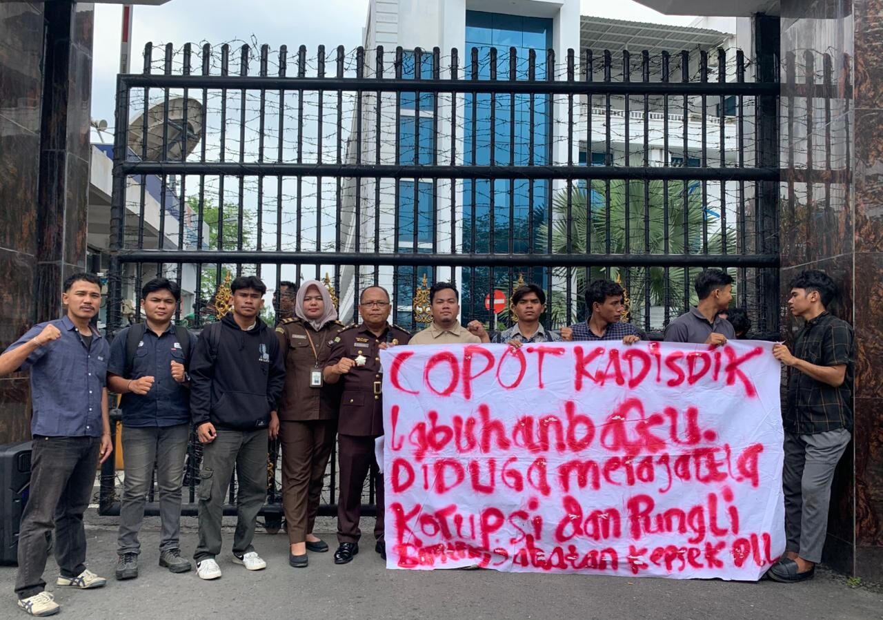 Mahasiswa Demo di Kejatisu, Desak Kadisdik Labuhanbatu Diperiksa Terkait Dugaan Korupsi